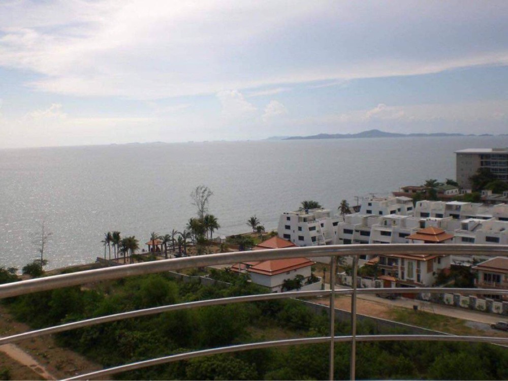 Beach front condo for sell at La Royale Beach Na Jomtien (Rt-01)