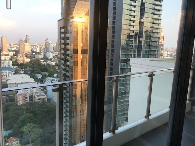 An ultra Luxury fully fitted condo for Rent at Diplomat 39 Phrom Pong  (Rt-01)  * Diplomat 39 Phrom Pong, Bangkok * High floor : 25th Floor,  * 3 Bedroom + 4 bath room, 152 sq. Mtr. * 2 Balconies with one Large Balcony,